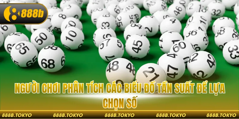 Người chơi phân tích các biểu đồ tần suất để lựa chọn số